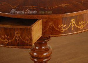 Tavolino in legno di noce con piano intarsiato diametro 80 cm